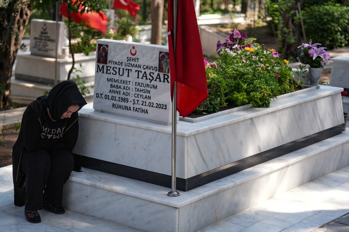 İzmir'de şehit yakınları, Kurban Bayramı'nın birinci gününde şehitliği ziyaret etti. Bayram...