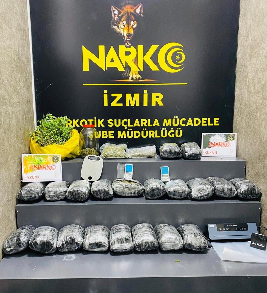 İzmir'de uyuşturucu operasyonunda 22 kilo 547 gram esrar ve skunk ele geçirildi.