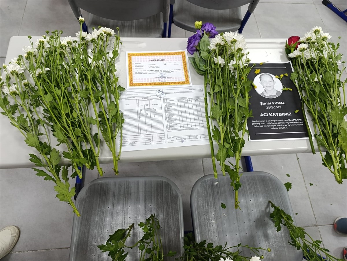 İzmir'in Aliağa ilçesinde, önceki gün trafik kazasında hayatını kaybeden ortaokul öğrencisi Şimal...