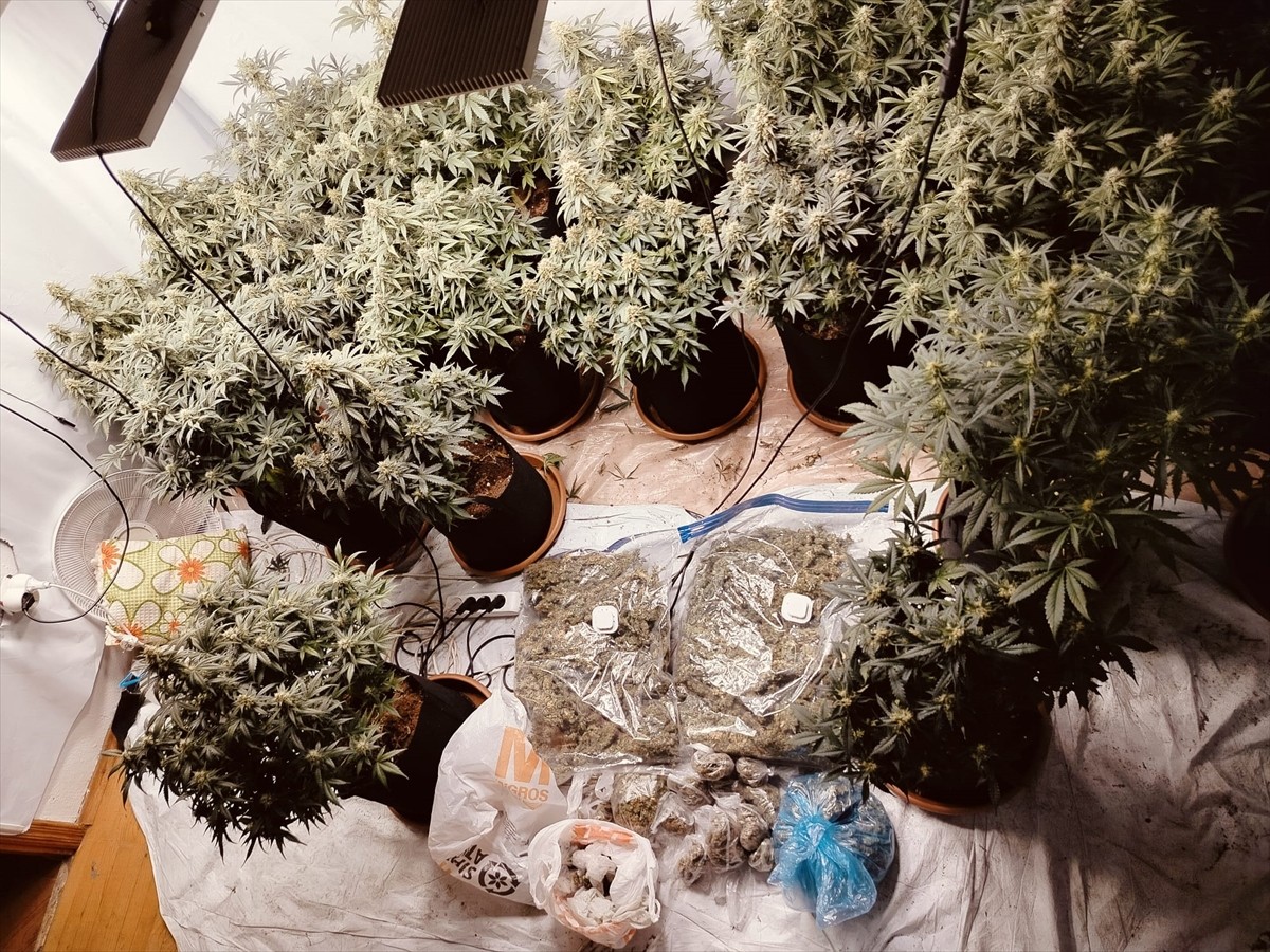 İzmir'in Bornova ilçesinde evinin odasında kurduğu sera sistemiyle uyuşturucu madde yetiştiren...