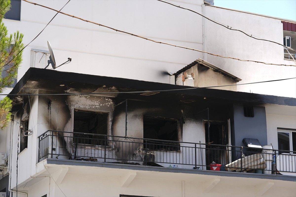 İzmir'in Bornova ilçesinde KOAH hastası kadın, evinde çıkan yangında yaşamını yitirdi. Komşuların...