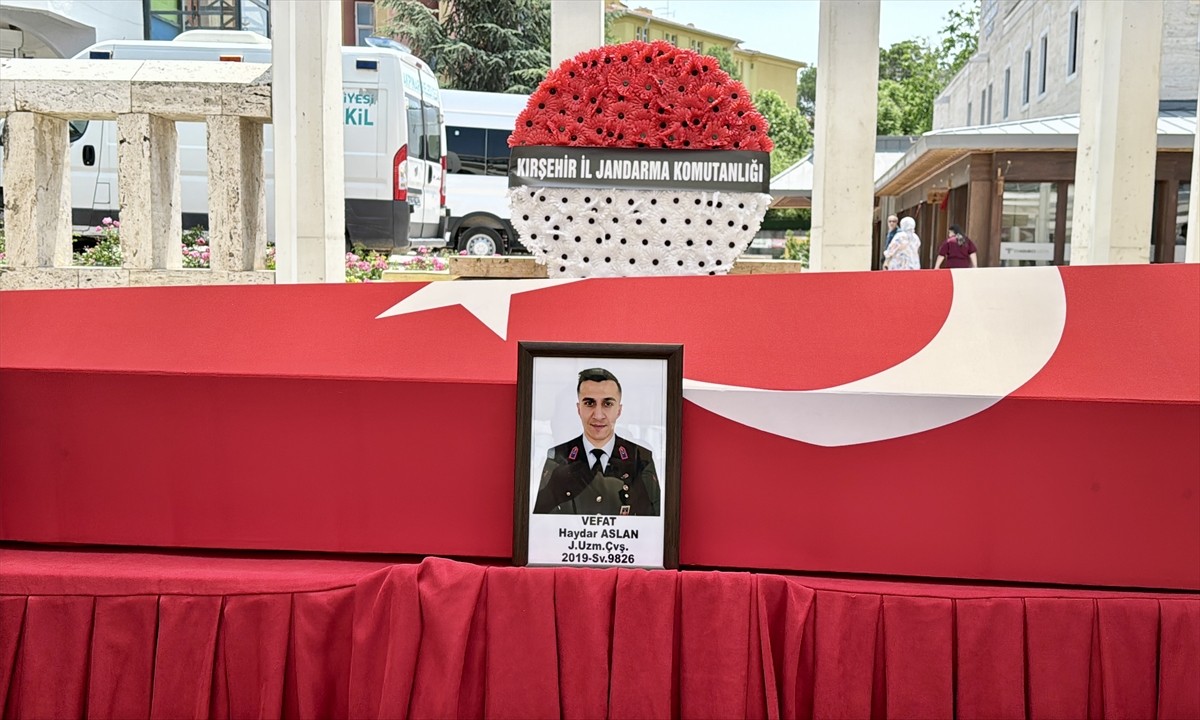 İzmir'in Bornova ilçesinde meydana gelen trafik kazasında hayatını kaybeden Jandarma Uzman Çavuş...