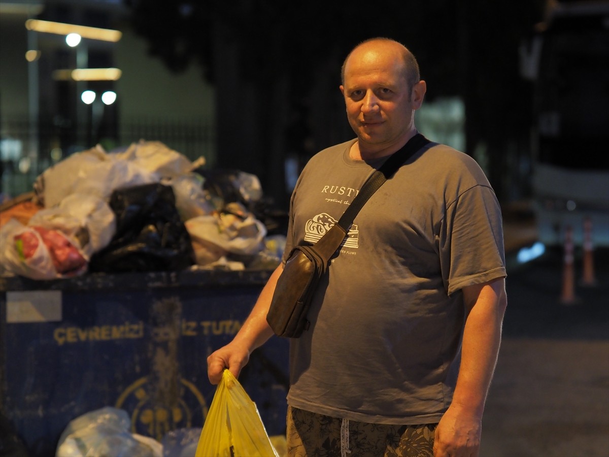 İzmir'in Buca ilçesinde belediye işçilerinin grevi nedeniyle biriken çöp yığınları ve kötü koku...