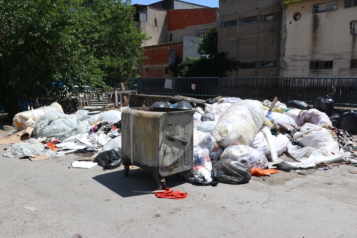 İzmir'in Buca ve Karabağlar ilçesinde, mobilyacı esnafın yoğunlaştığı mahallelerde oluşan atık...