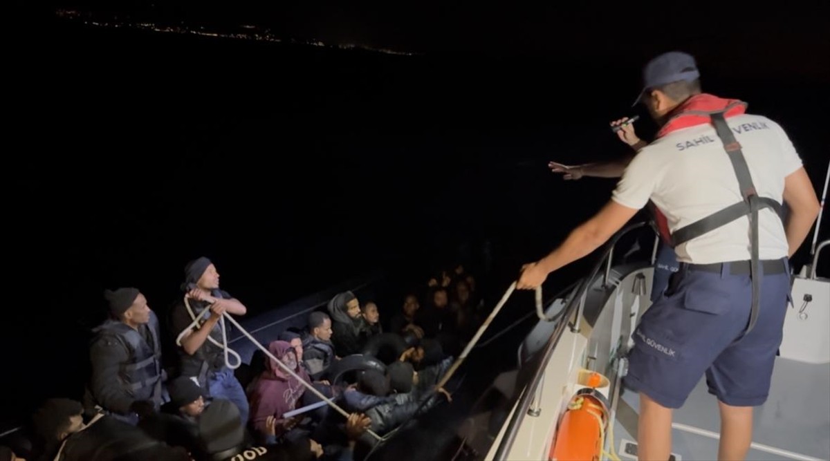 İzmir'in Çeşme ilçesi açıklarında 1'i çocuk 42 düzensiz göçmen kurtarıldı.