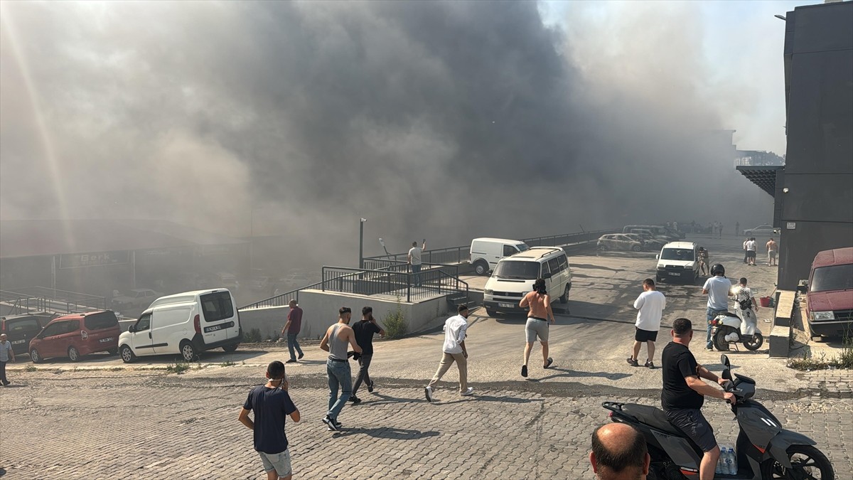 İzmir'in Gaziemir ilçesinde çöplükte başlayıp ormanlık alana sıçrayan yangına havadan ve karadan...