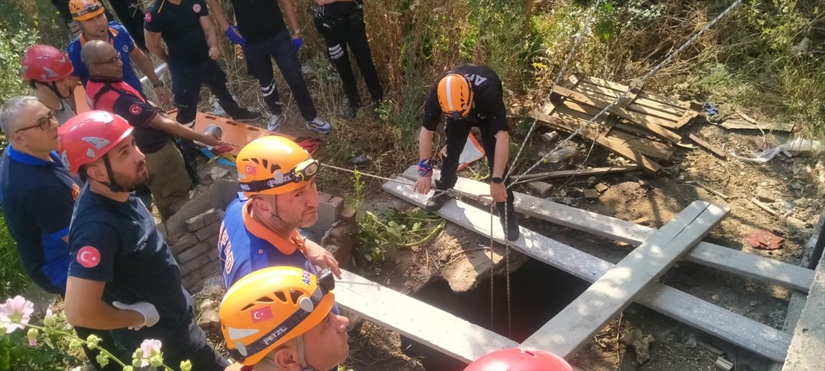 İzmir'in Karabağlar ilçesinde su kuyusuna düşen anne ve 2 çocuğu, AFAD ekiplerince...