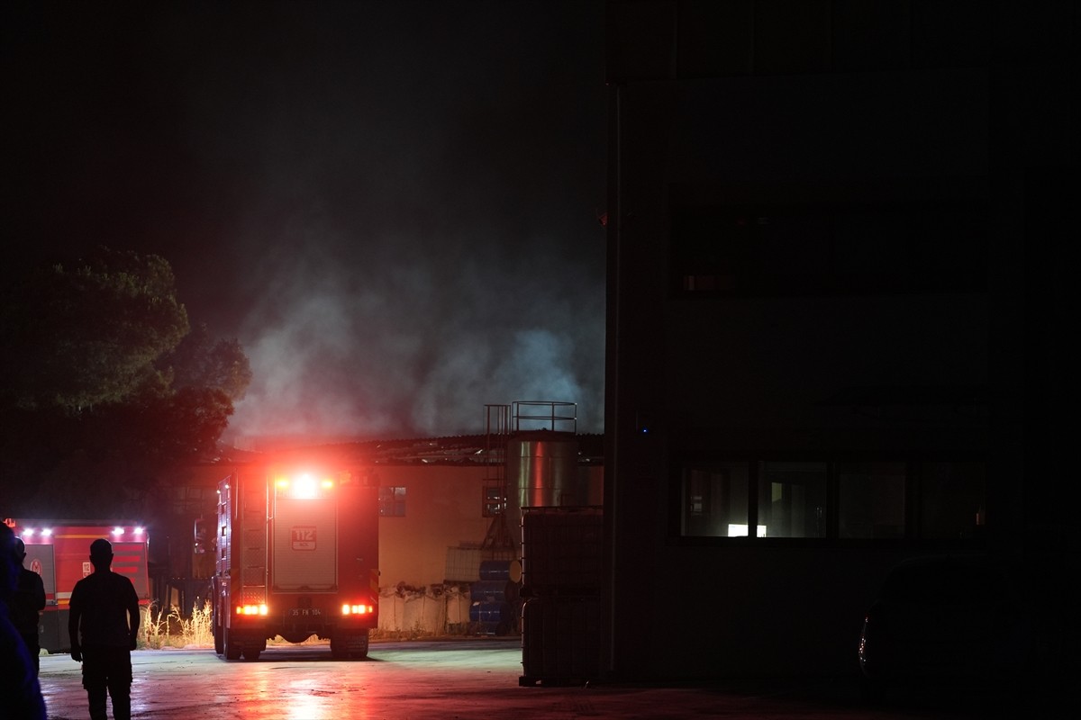  İzmir'in Kemalpaşa ilçesinde cam fabrikasında çıkan yangın, itfaiye ekiplerince söndürüldü....