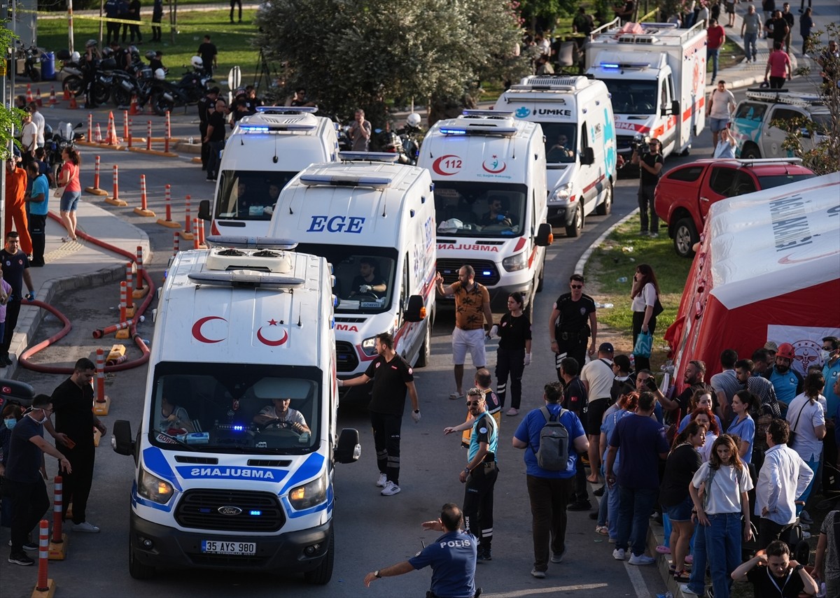 İzmir'in Konak ilçesinde plastik ürünlerin bulunduğu depoda çıkan yangına müdahale ediliyor....