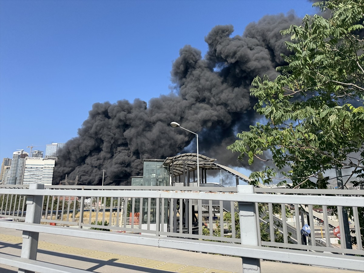 İzmir'in Konak ilçesinde plastik ürünlerin bulunduğu depoda çıkan yangına müdahale ediliyor. İhbar...