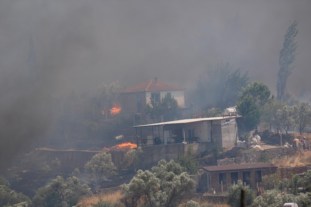İzmir'in Menderes ve Seferihisar ilçeleri sınırlarında çıkan orman yangınına havadan ve karadan...