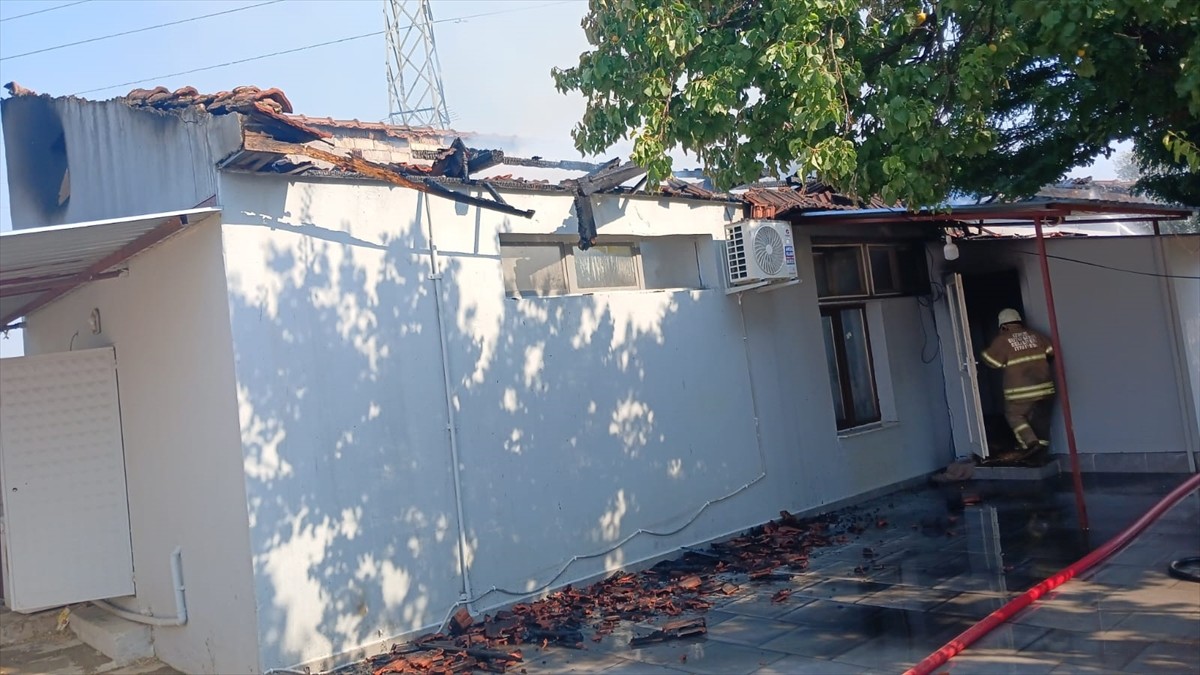  İzmir'in Ödemiş ilçesinde müştemilatta çıkan yangında yaralanan Suriye uyruklu 1 yaşındaki bebek...