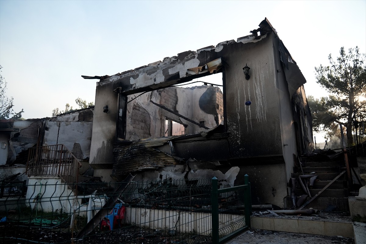 İzmir'in Seferihisar ilçesi Doğanbey mevkisinde dün başlayan yangında, 345 hanenin bulunduğu...