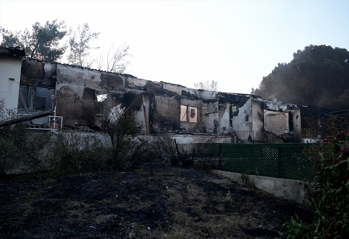 İzmir'in Seferihisar ilçesi Doğanbey mevkisinde dün başlayan yangında, 345 hanenin bulunduğu...