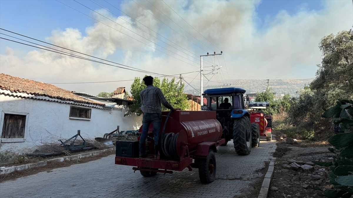 İzmir'in Tire ilçesinde otluk alanda başlayıp, yerleşim yerlerine sıçrayan yangına müdahale...