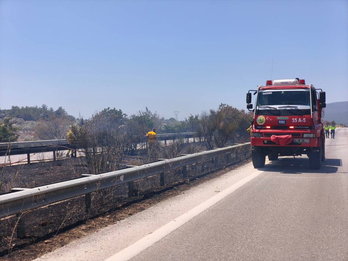 İzmir'in Urla ilçesinde zeytinlik alanda çıkan ve İzmir-Çeşme Otoyolu yakınında etkili olan...
