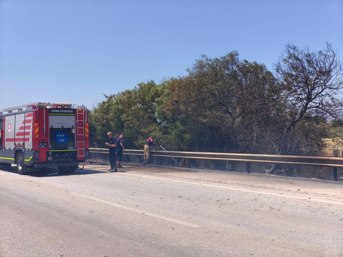 İzmir'in Urla ilçesinde zeytinlik alanda çıkan ve İzmir-Çeşme Otoyolu yakınında etkili olan...