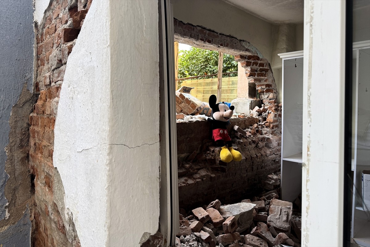 İzmir Büyükşehir Belediyesi tarafından yapımı devam eden Buca Onat Tüneli inşaatı nedeniyle...