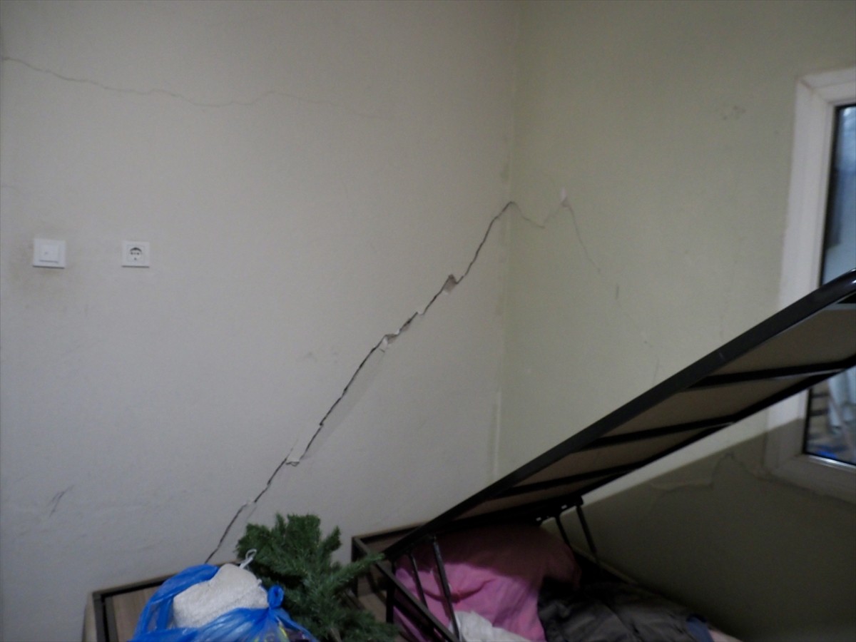 İzmir Büyükşehir Belediyesi tarafından yapımı devam eden Buca Onat Tüneli inşaatı nedeniyle bir...