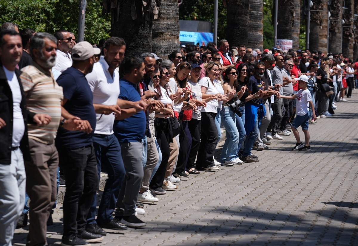 İzmir Büyükşehir Belediyesine bağlı iştiraklerde çalışan yaklaşık 23 bin işçinin, toplu iş...