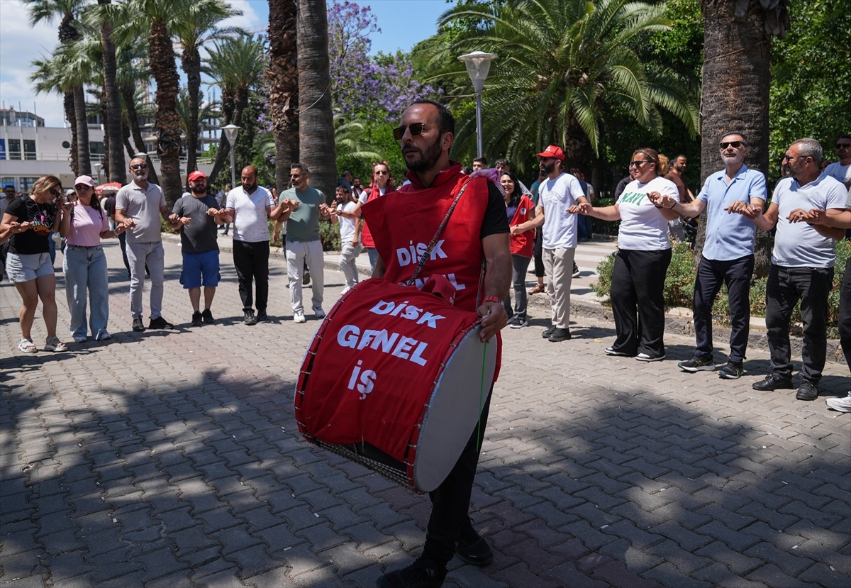 İzmir Büyükşehir Belediyesine bağlı iştiraklerde çalışan yaklaşık 23 bin işçinin, toplu iş...
