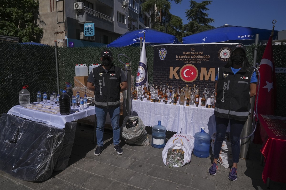 İzmir merkezli 2 ilde düzenlenen sahte içki operasyonunda gözaltına alınan 27 şüpheliden, 6'sı...