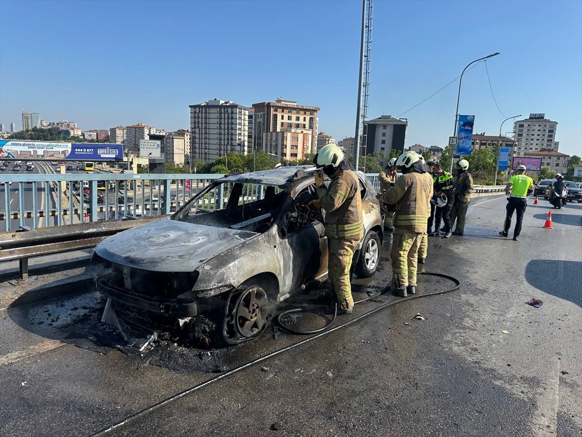 Kadıköy'de köprü üzerindeki hafif ticari araçta çıkan yangın itfaiye ekiplerince...