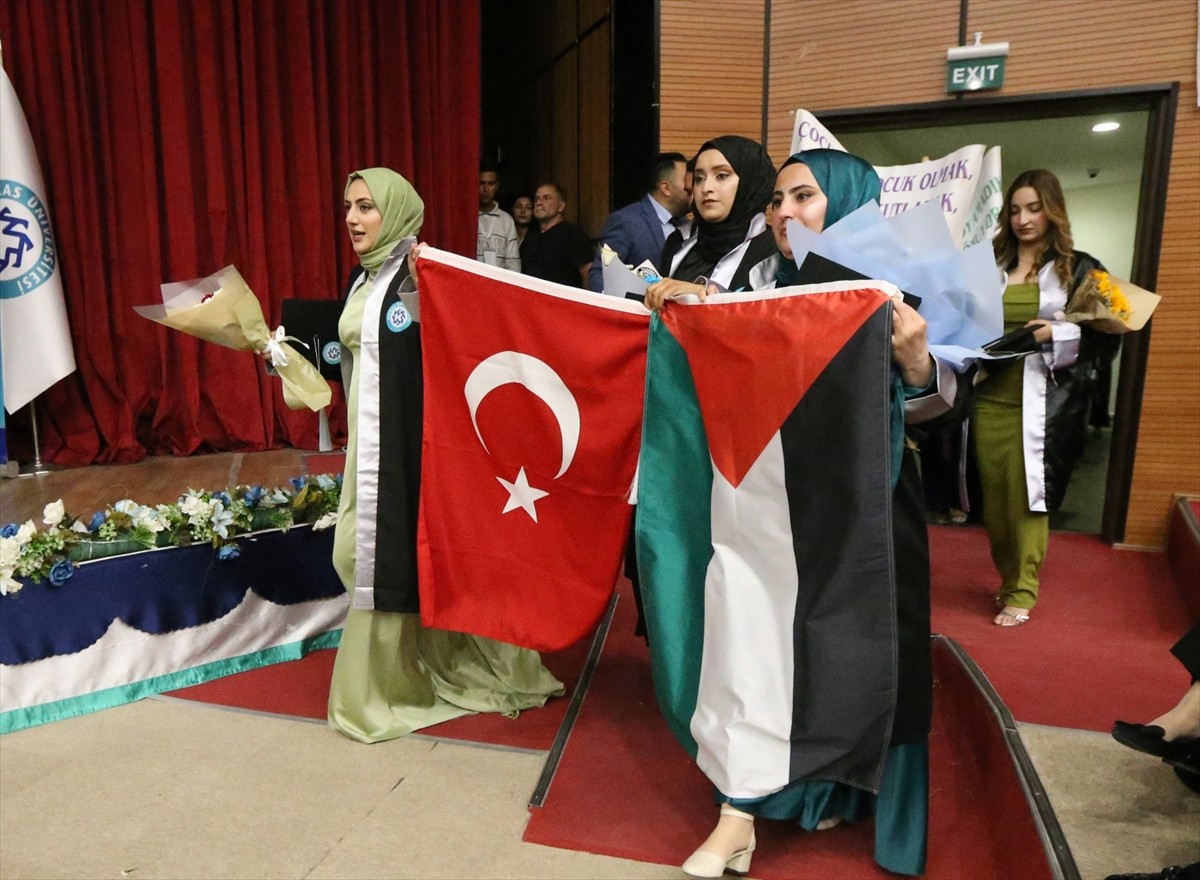 Kafkas Üniversitesi (KAÜ) Dede Korkut Eğitim Fakültesi'nin mezuniyet töreninde, öğrenciler...