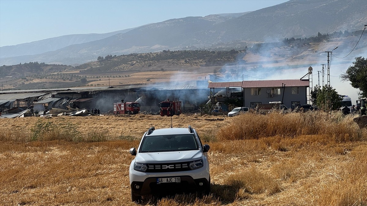 Kahramanmaraş'ın Dulkadiroğlu ilçesinde bir ev ve ahırın kullanılamaz hale geldiği yangında, 1...