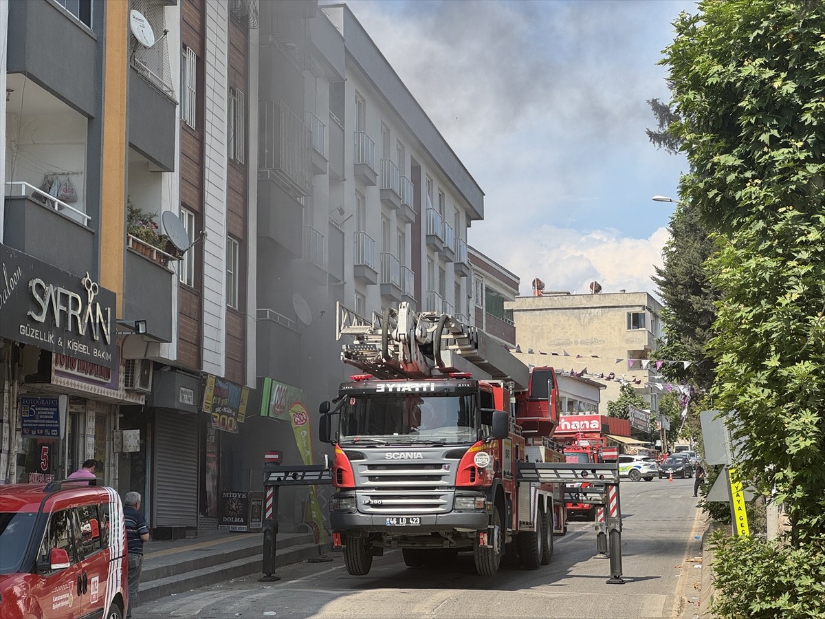 Kahramanmaraş'ın Dulkadiroğlu ilçesinde mobilya mağazasında çıkan ve üst kattaki eve sıçrayan...