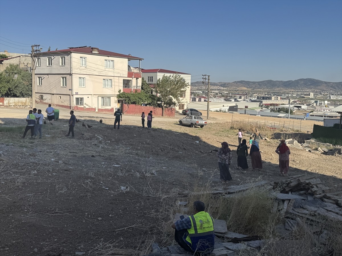 Kahramanmaraş'ın Onikişubat ilçesinde alt yapı çalışması sırasında delinen doğal gaz borusundan...