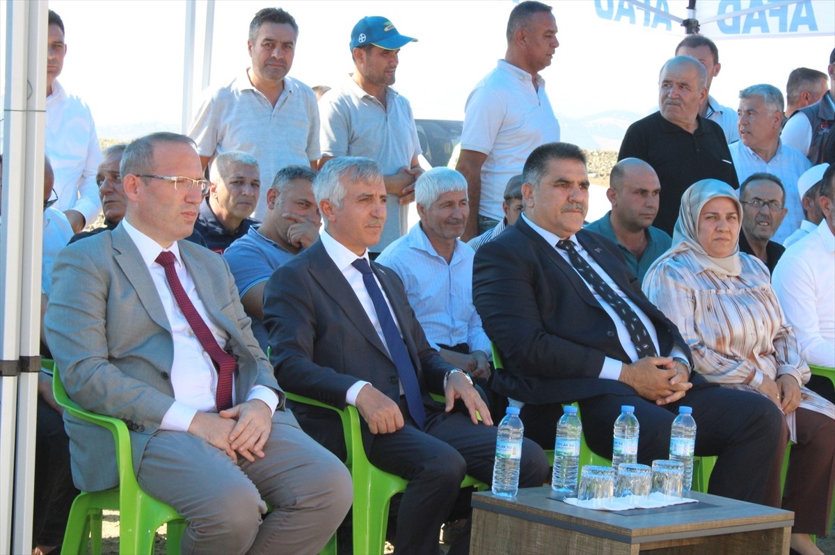 Kahramanmaraş'ın Türkoğlu ilçesinde "Ahırların Temel Atma ve Anahtar Teslim Töreni" düzenlendi. ...