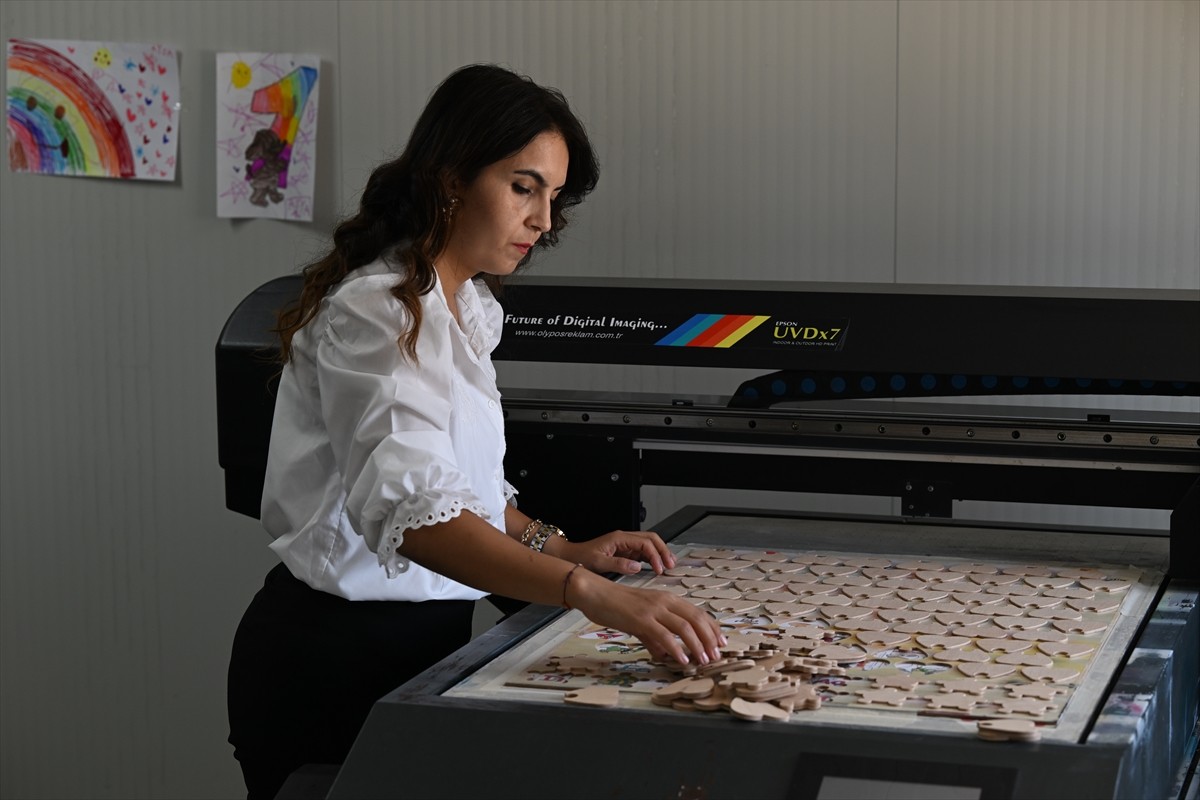 Kahramanmaraş'ta KOSGEB desteğiyle ahşap oyuncak atölyesi kuran Betül Fırat, ürettiği oyuncakları...