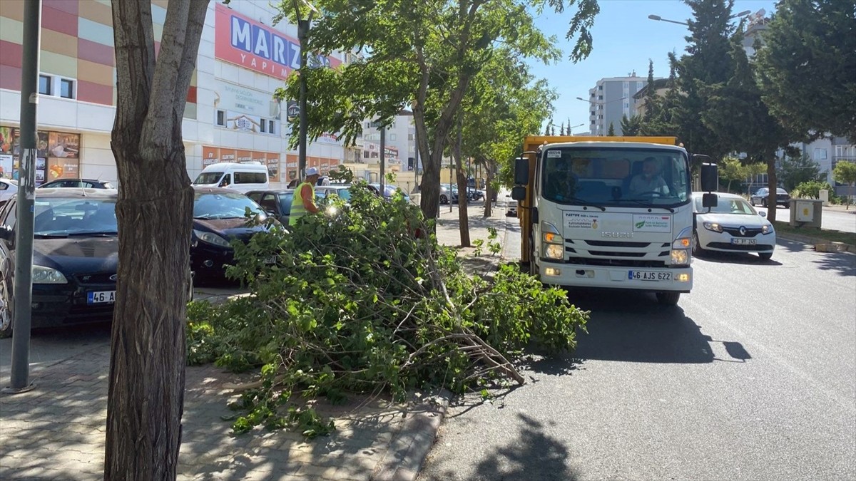 Kahramanmaraş'ta sabah saatlerinde etkili olan şiddetli fırtına hayatı olumsuz etkiledi. Kuvvetli...