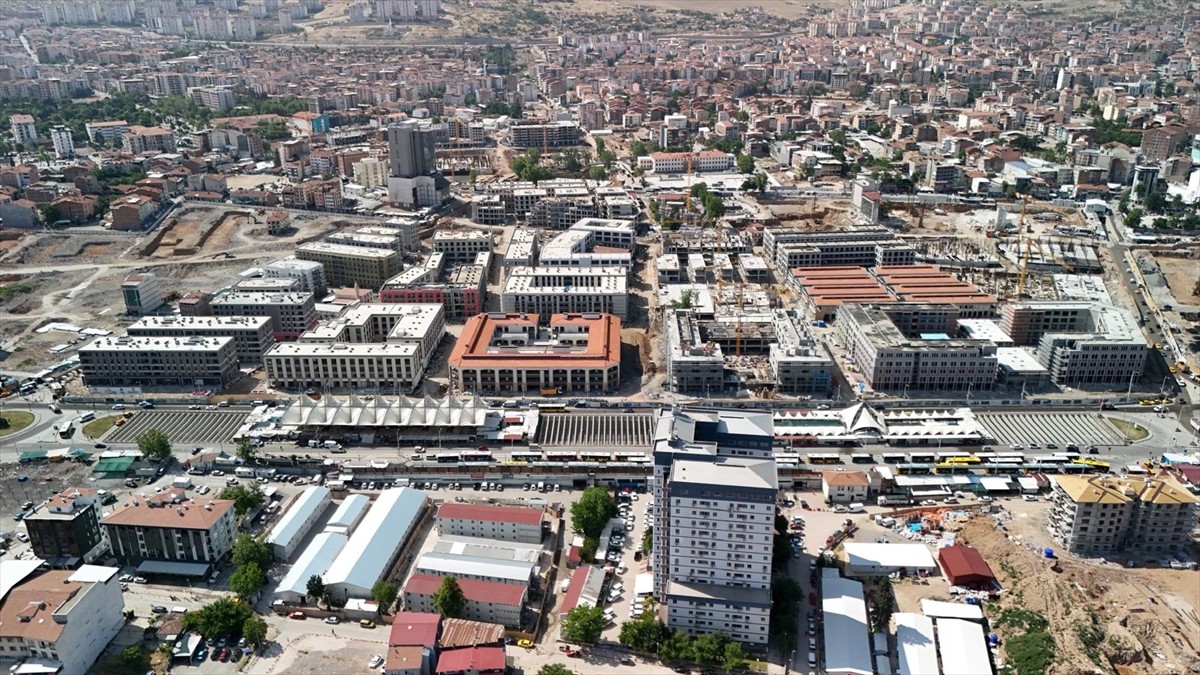 Kahramanmaraş merkezli 6 Şubat 2023'teki depremlerde yıkılan ve Emlak Konut tarafından yeniden...