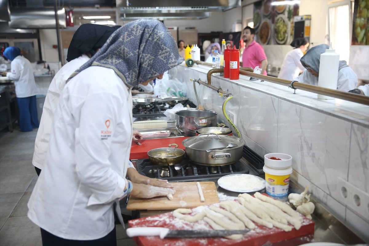 Kahramanmaraşlı depremzede kadınlar, Kadın ve Demokrasi Vakfının (KADEM) "Daha Güçlü Yarınlar...