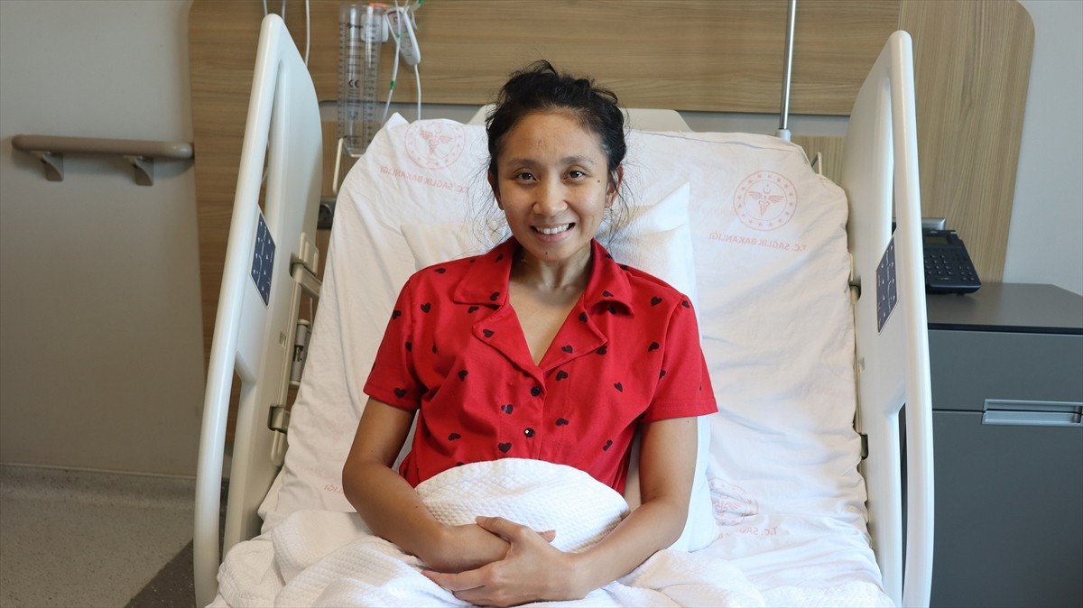 Kalp yetmezliği şikayetiyle Dubai'den gelerek Bursa Şehir Hastanesi'ne başvuran Filipinli hasta...