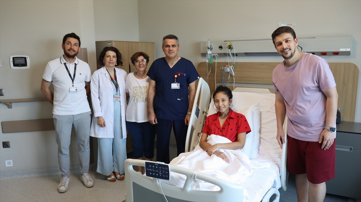 Kalp yetmezliği şikayetiyle Dubai'den gelerek Bursa Şehir Hastanesi'ne başvuran Filipinli hasta...