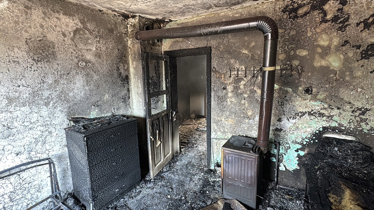 Karabük'te 2 katlı müstakil evde çıkan yangın söndürüldü. Karabük Belediyesi itfaiye ekiplerinin...