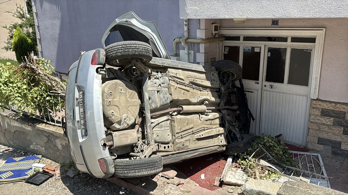 Karabük'te devrilen otomobildeki 5 kişi yaralandı.