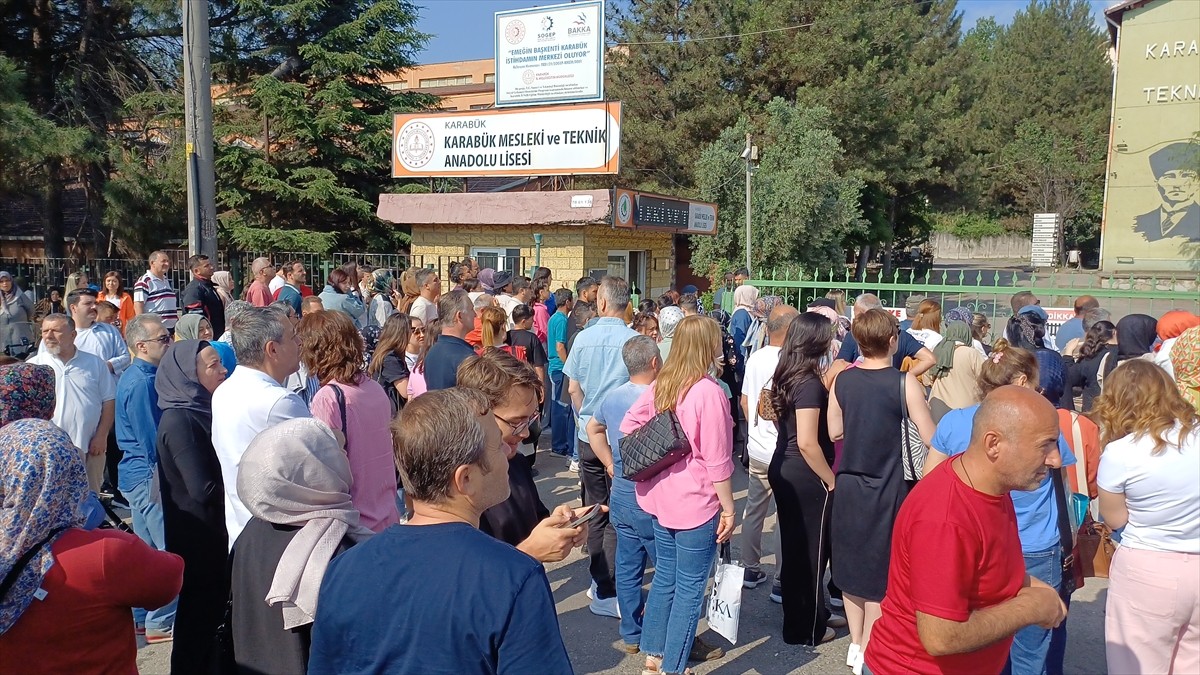 Karabük'te Milli Eğitim Bakanlığınca (MEB) 8'inci sınıf öğrencilerine yönelik düzenlenen Liselere...