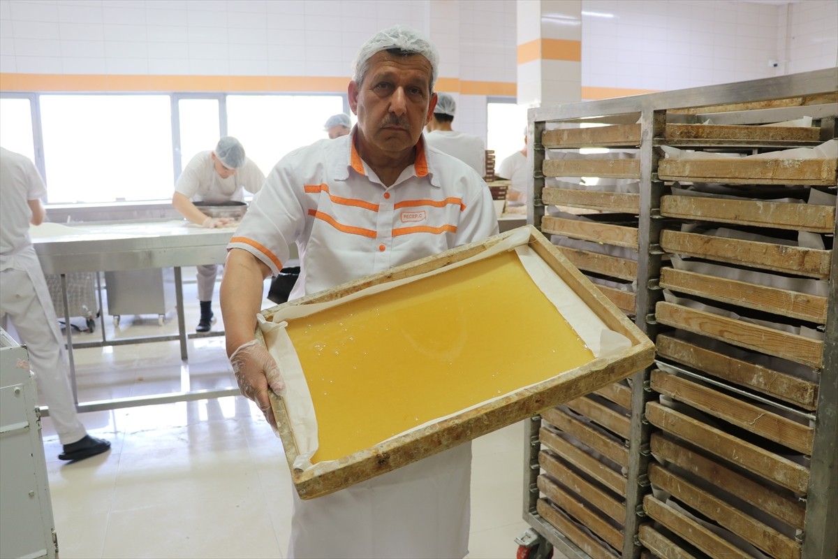 Karabük'ün Safranbolu ilçesinde lokum üreticileri, Kurban Bayramı'nda ağızları tatlandırmak için...