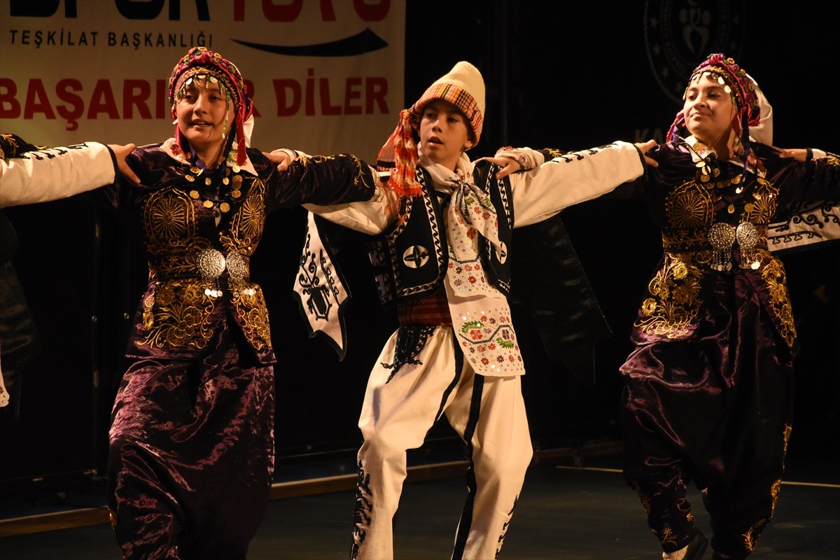 Karaman'da Halk Oyunları Yıldızlar Türkiye Şampiyonası gerçekleştirildi. Türkiye Halk Oyunları...