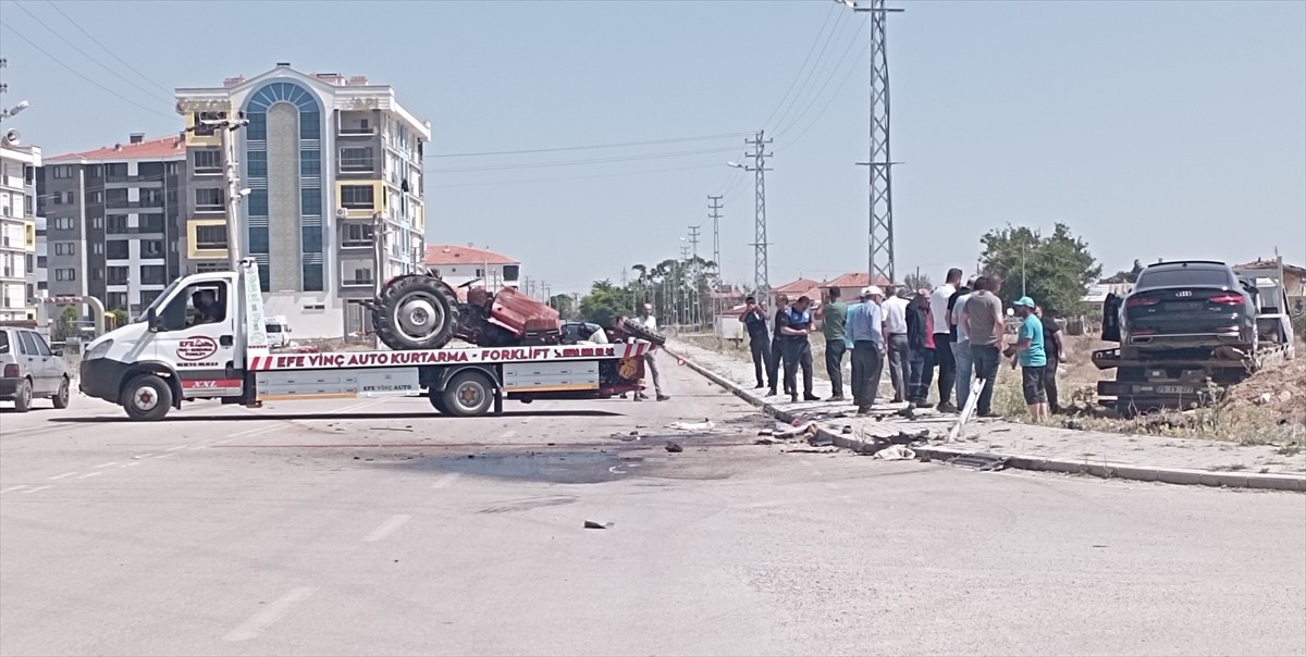 Karaman'da otomobil ile çarpışan traktörün sürücüsü hayatını kaybetti. Kaza yerine polis ekipleri...