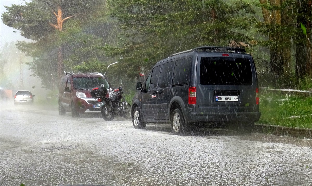 Kars'ın Sarıkamış ilçesinde sağanak ve dolu etkili oldu.
