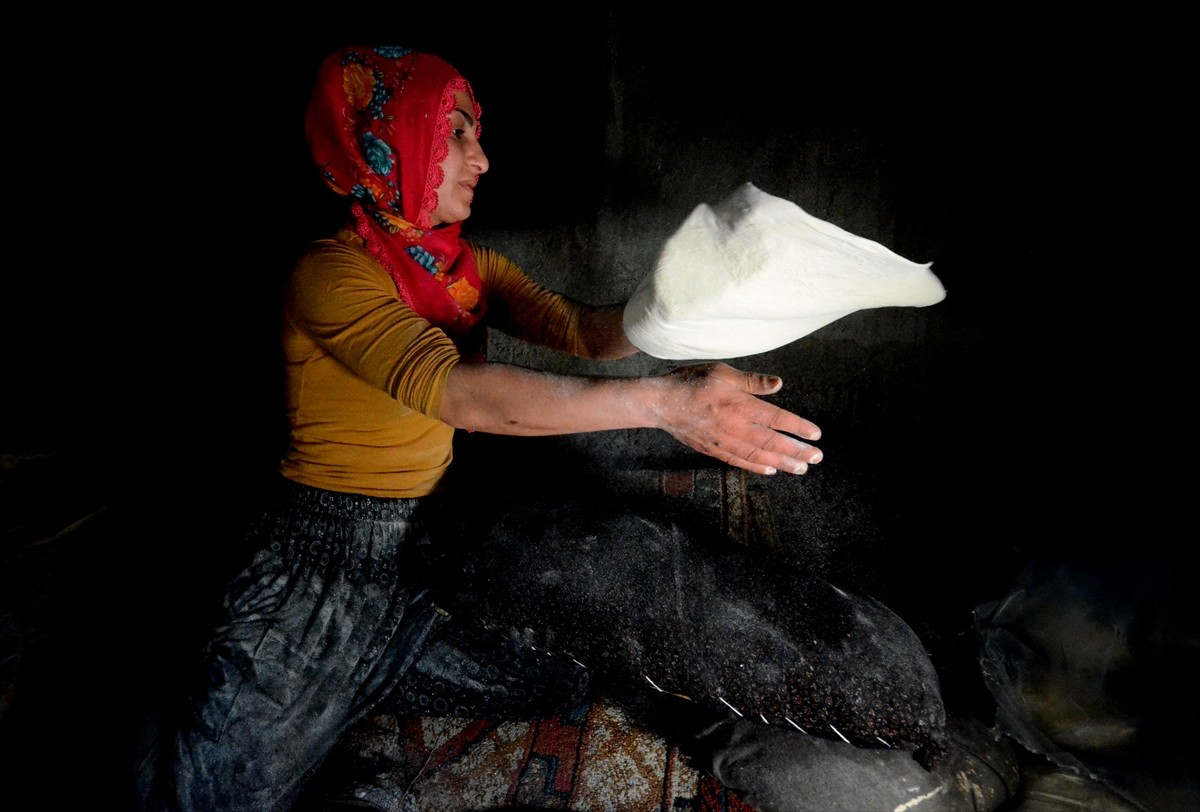 Kars'ın Sarıkamış ilçesindeki kadınlar, yaz sıcaklarında da tandır başında ekmek pişirmeye devam...
