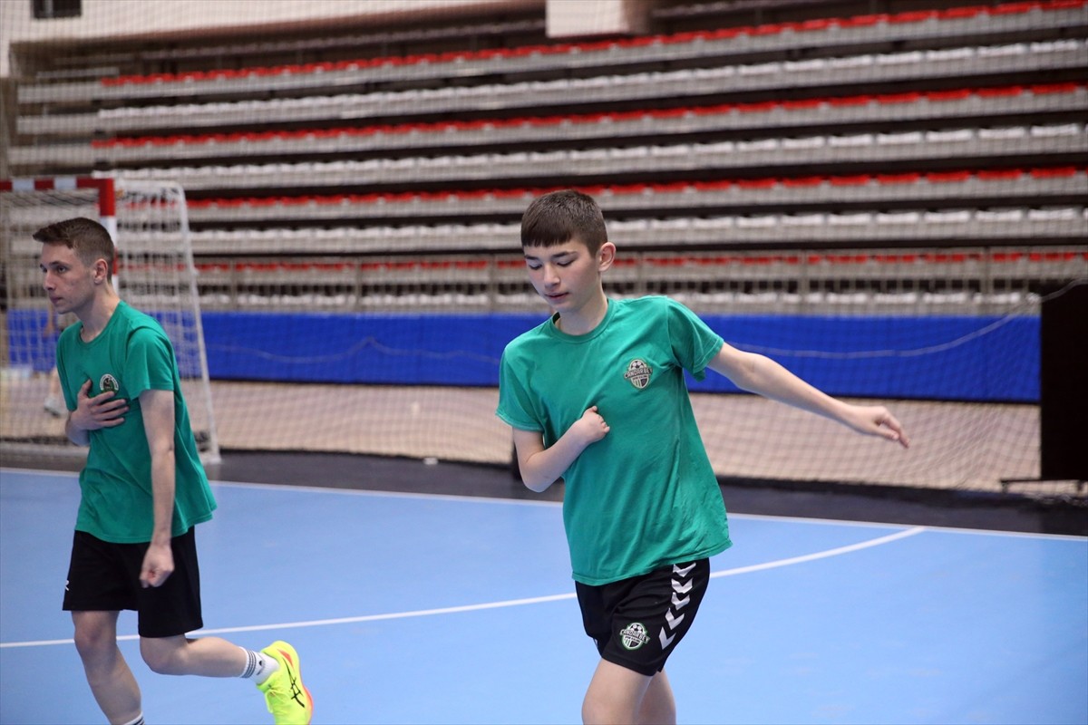 Kastamonu'da doğuştan sağ eli olmayan 14 yaşındaki Metehan Şekerci, Candarbey Spor Kulübünün...