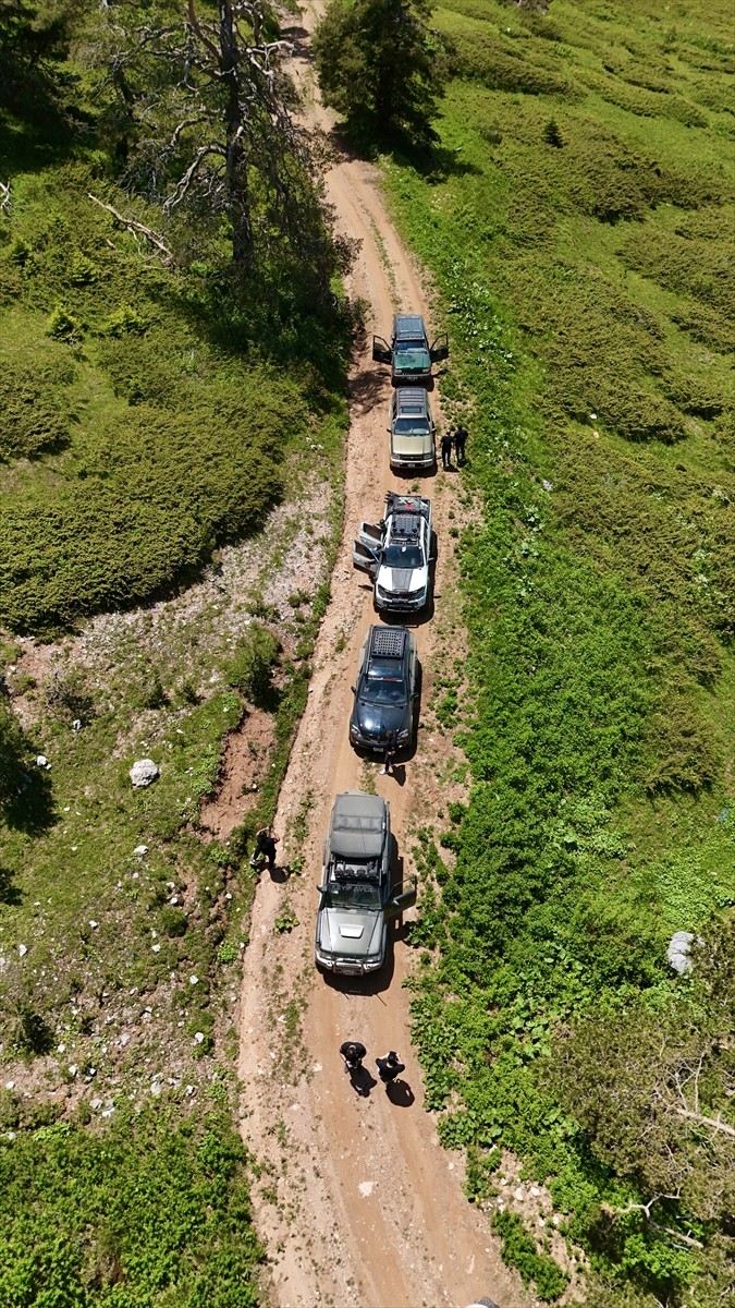 Kastamonu'da off-roadcular, Ilgaz Dağı'nın zirvesinde ağır kış şartlarından dolayı yıpranan Türk...