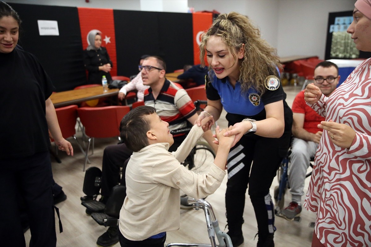 Kastamonu'da özel gereksinimli bireyler tarafından tayini çıkan kadın astsubay Semanur Saygılı...