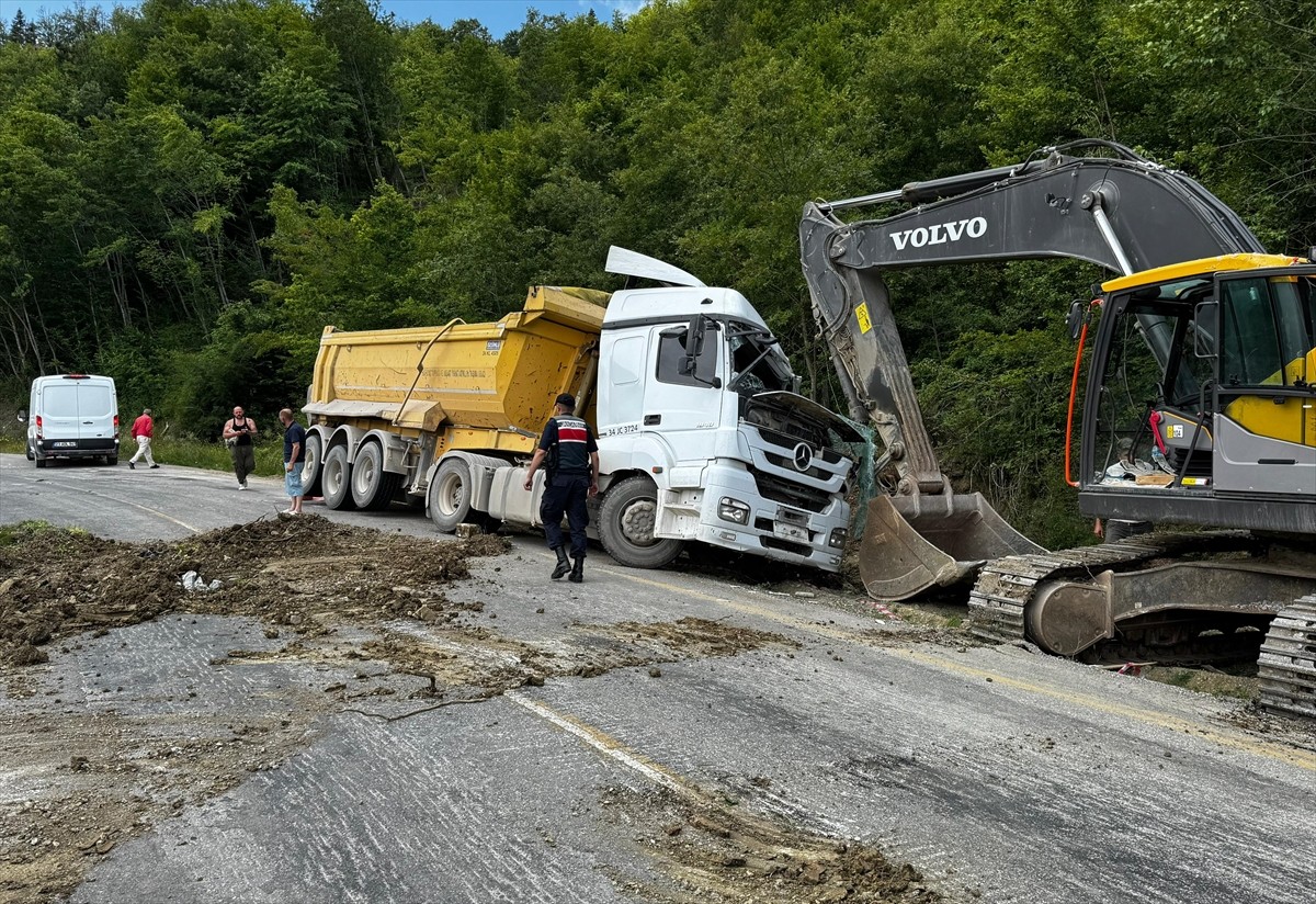 Kastamonu'nun Çatalzeytin ilçesinde devrilen hafriyat kamyonunun sürücüsü yaşamını yitirdi.